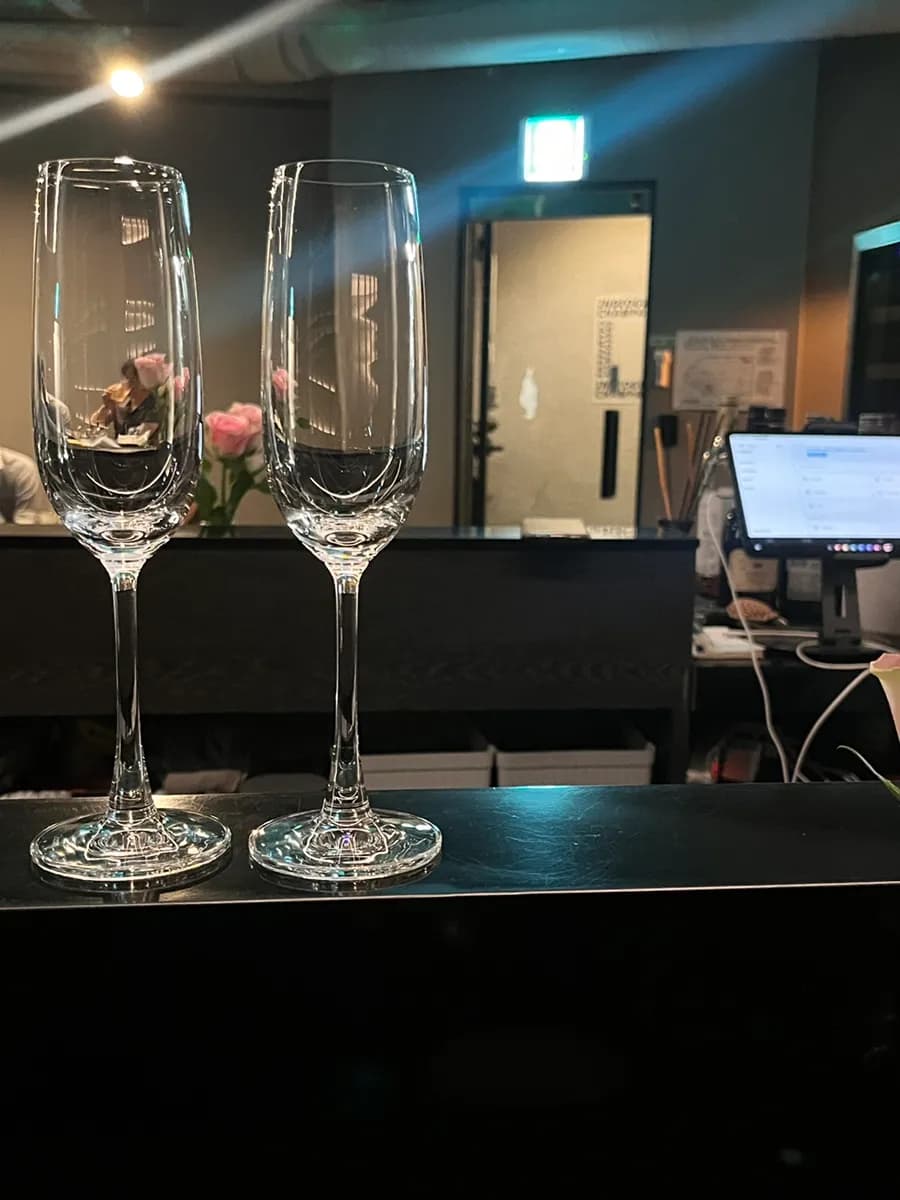 House sparkling champagne and glass markers at Indeogwon Champagne