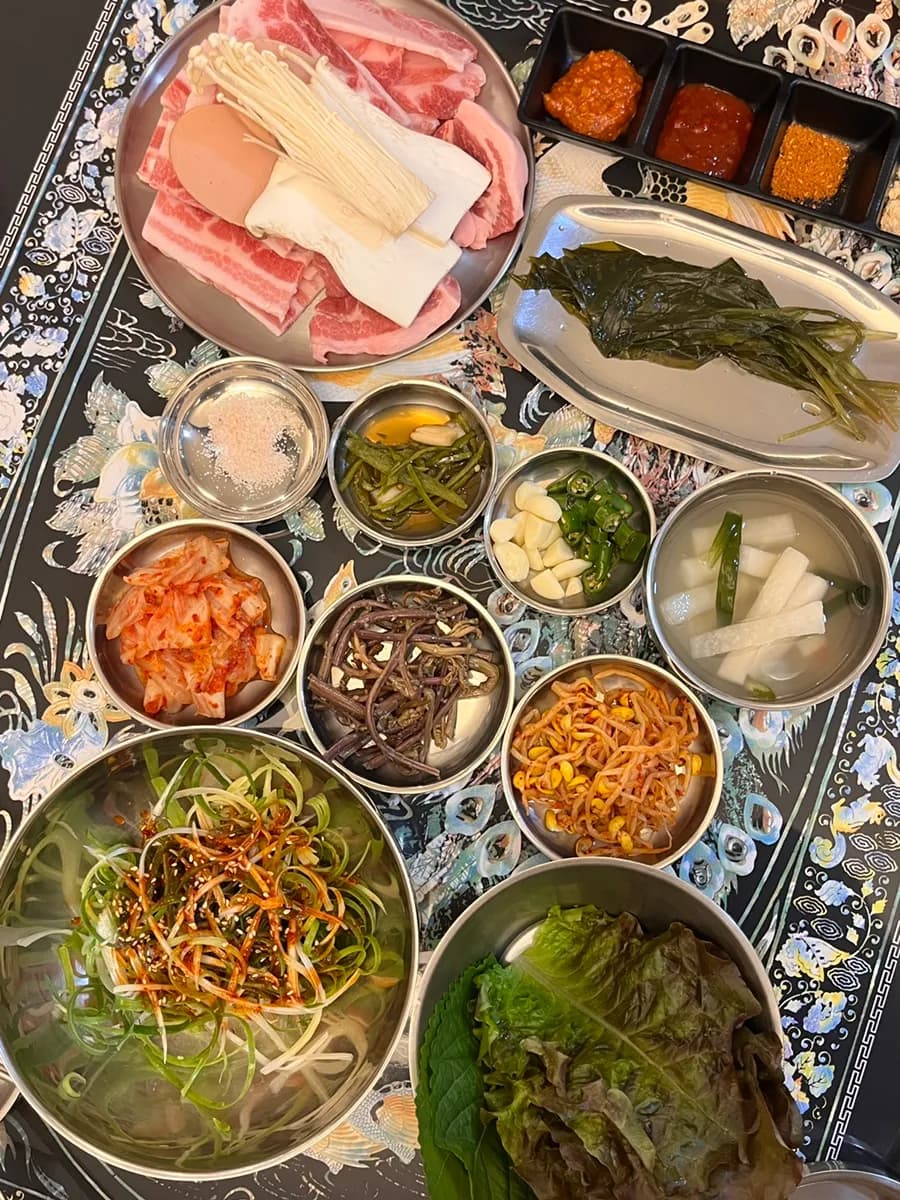 مطعم Gwanghuijeong في Beomgye يقدم naengsam وفيراً وsamgyeopsal
