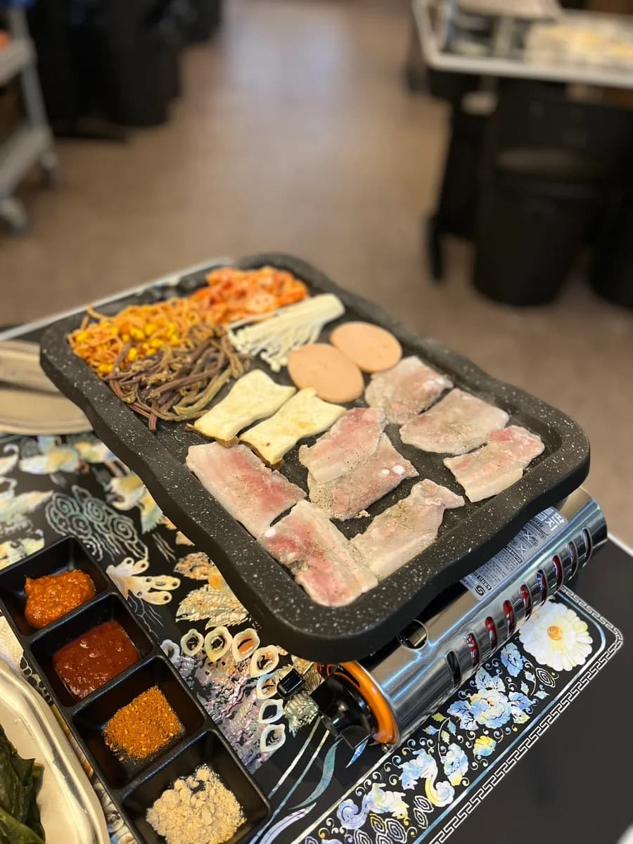 مطعم Gwanghuijeong في Beomgye يقدم naengsam وفيراً وsamgyeopsal