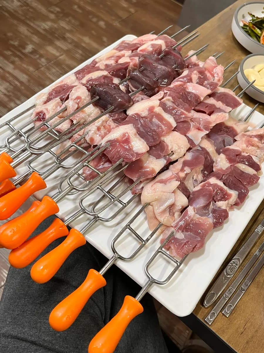 Cheonggyesan附近的 Cheonggye Orimaeul 鴨肉炭火旋轉烤肉