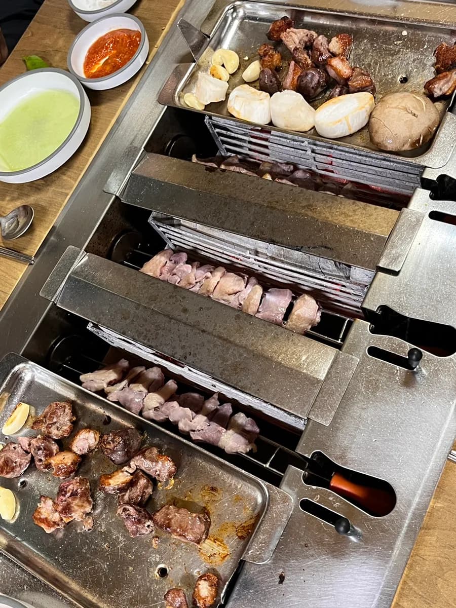 Cheonggyesan附近的 Cheonggye Orimaeul 鴨肉炭火旋轉烤肉