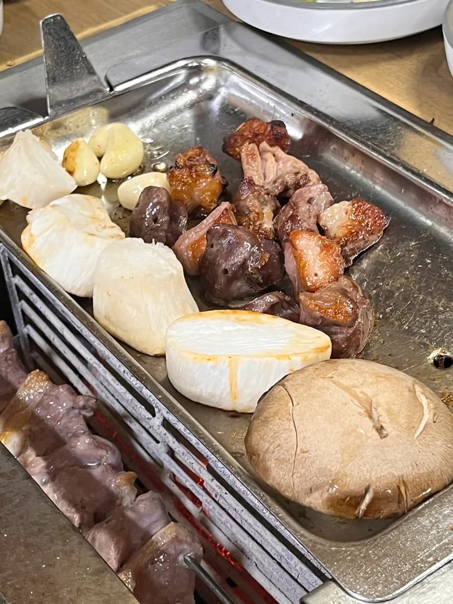 Cheonggyesan附近的 Cheonggye Orimaeul 鴨肉炭火旋轉烤肉