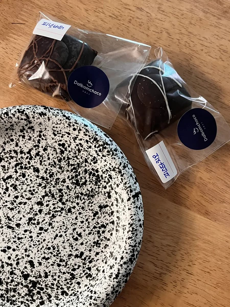 Cold-packed Dalbom Choco Dubai chocolate with pistachio paste note