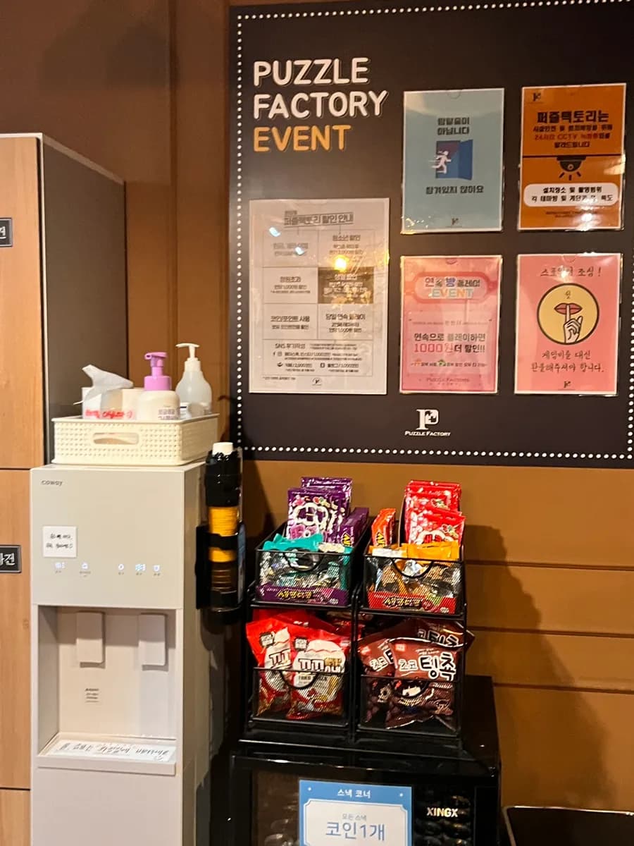 Crime scene cafe Puzzle Factory Bundang at Seohyeon Station escape room para sa indoor date sa Bundang