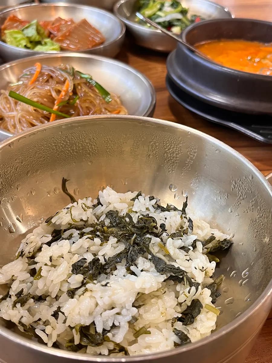 مطعم كوري قرب Baegun Lake: «Owol-ui Gondre» مع cheonggukjang غني ومائدة كاملة