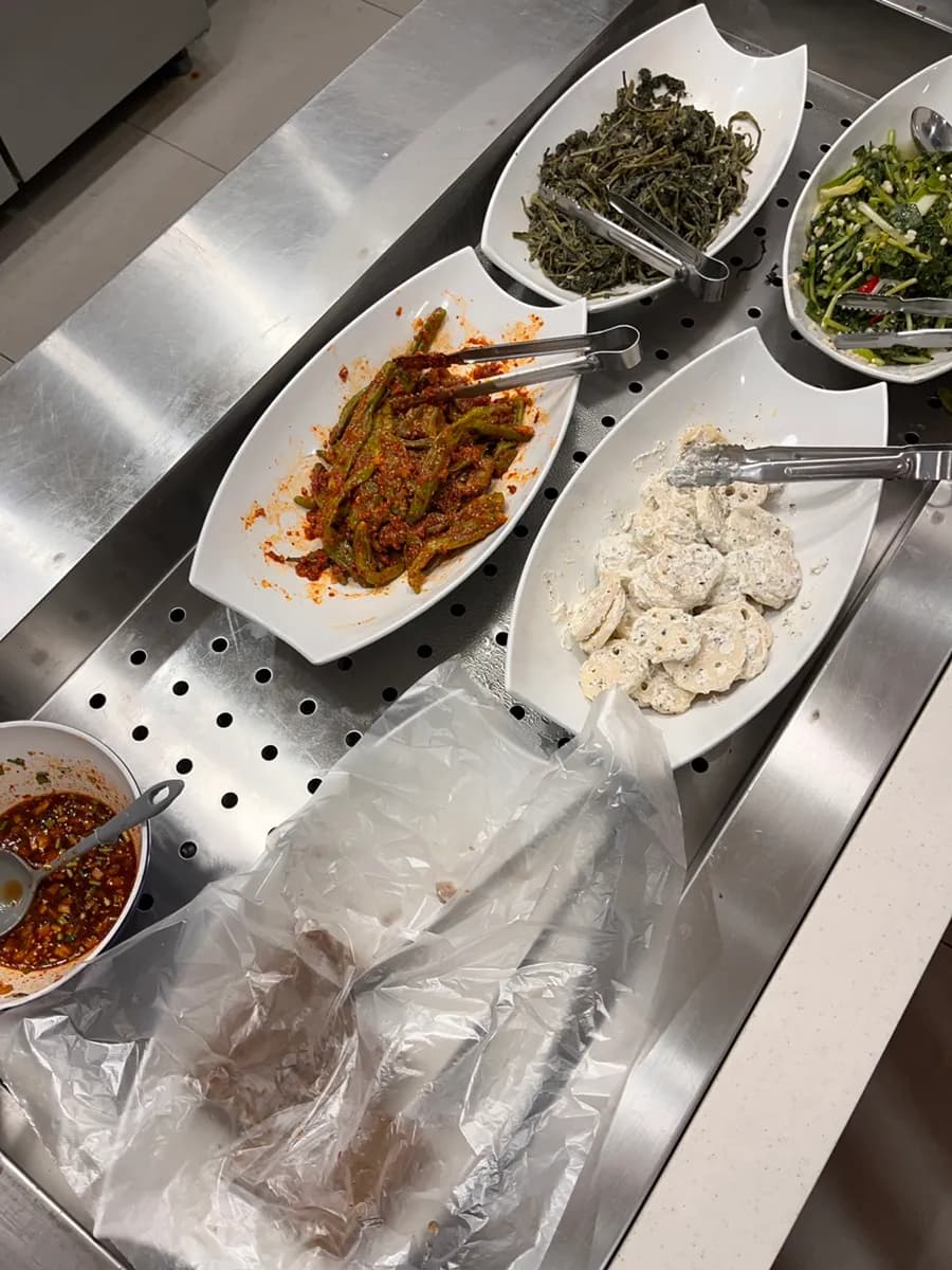 مطعم كوري قرب Baegun Lake: «Owol-ui Gondre» مع cheonggukjang غني ومائدة كاملة