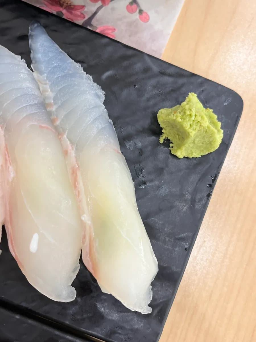 Large thick sushi pieces in the Nas Sushi Ran set