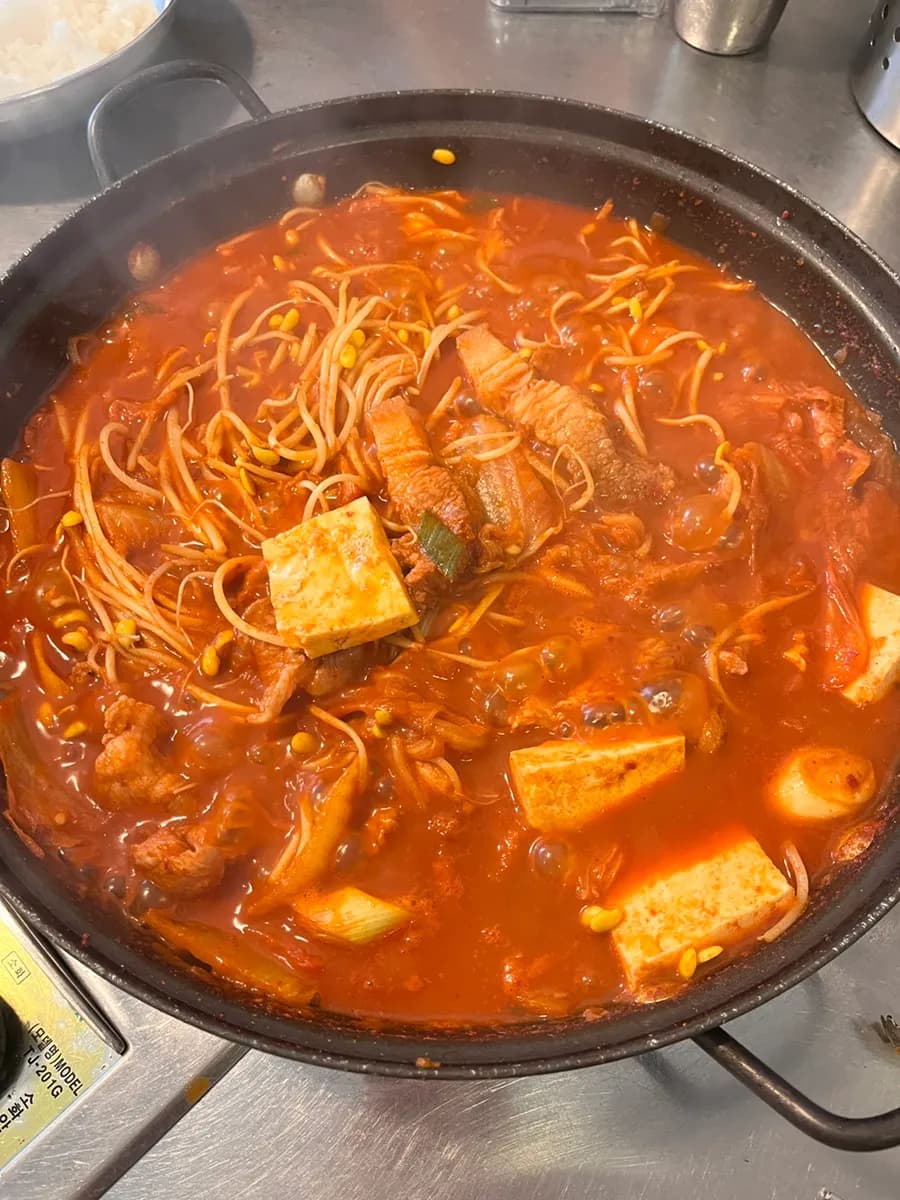 厚切猪肉、豆芽和豆腐的 duruchigi 套餐实拍