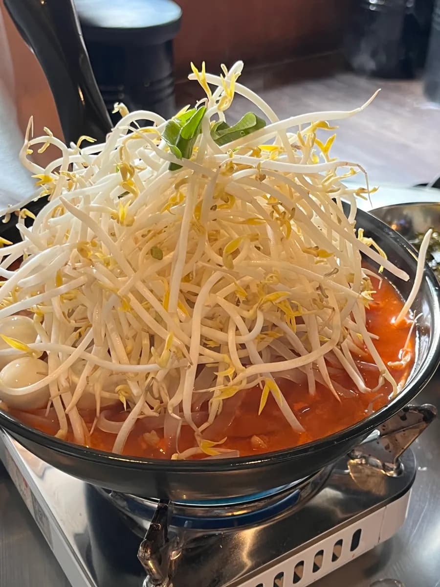 Jeongdeun Dakbal cerca de Sanbon Station con soup dakbal picante