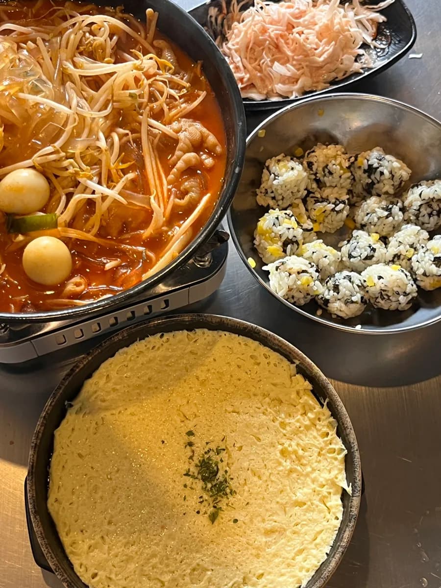 Jeongdeun Dakbal cerca de Sanbon Station con soup dakbal picante