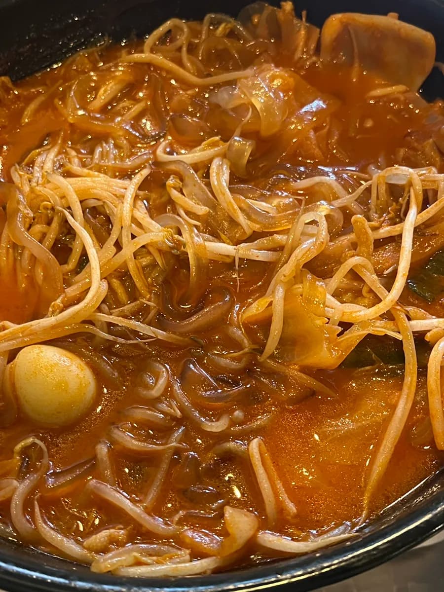 Jeongdeun Dakbal cerca de Sanbon Station con soup dakbal picante