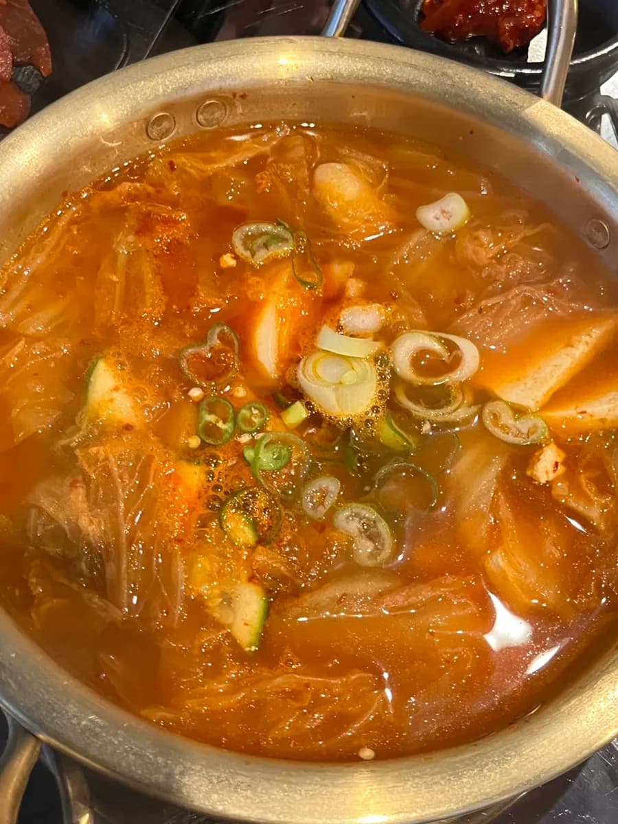 مراجعة Gojingeo فرع Hogye، مطعم جديد يجمع اللحم والحبار عند Hogye Gu Intersection