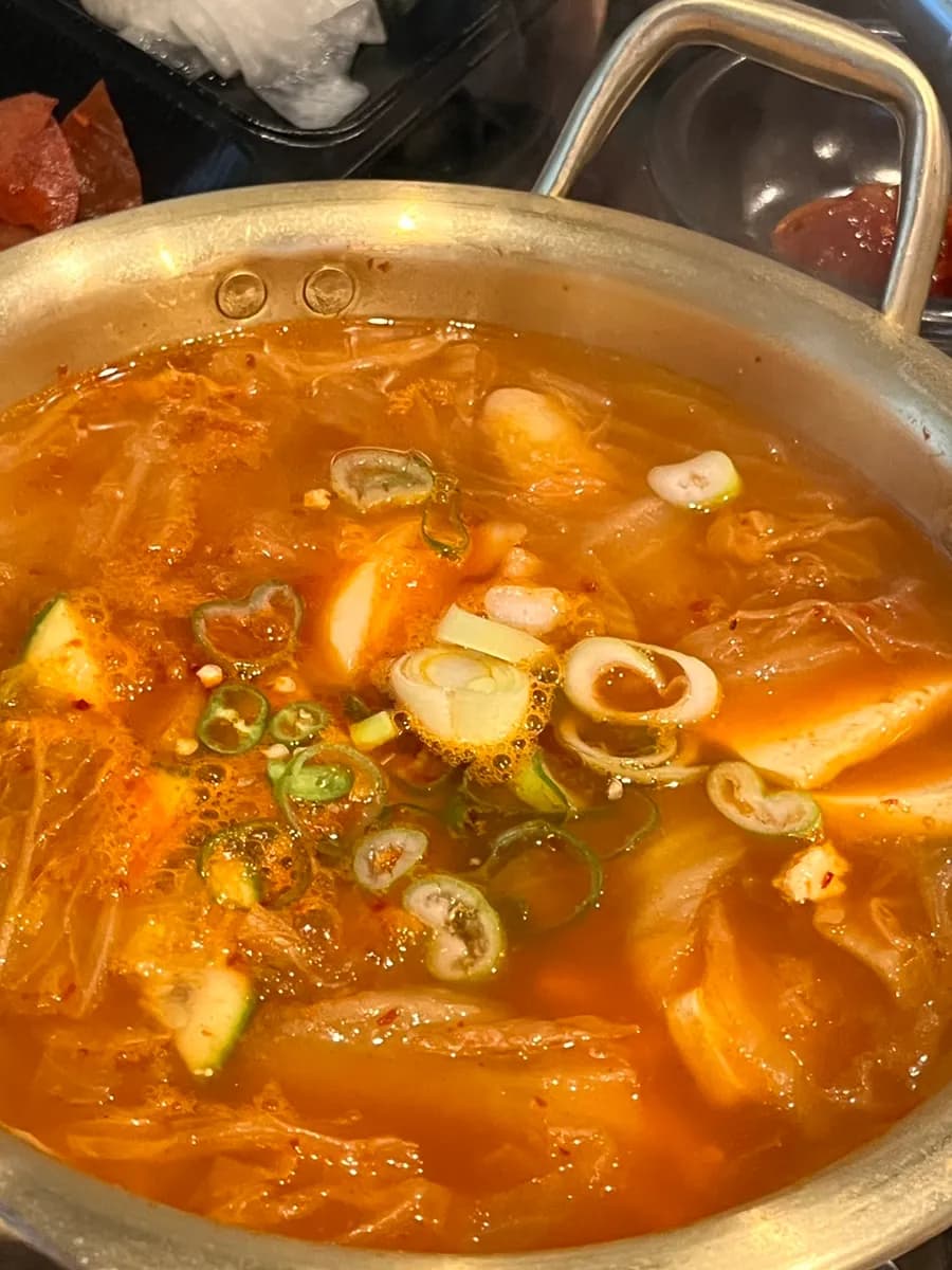 مراجعة Gojingeo فرع Hogye، مطعم جديد يجمع اللحم والحبار عند Hogye Gu Intersection