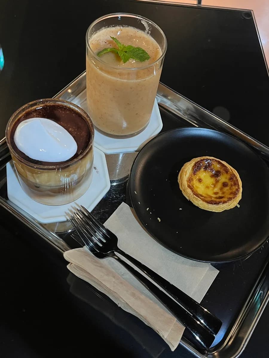 Beomgye cafe B. Rosace Birosas, date recommendation, black vibe at hip na atmosphere / nectarine smoothie, naging smoothie ng buhay