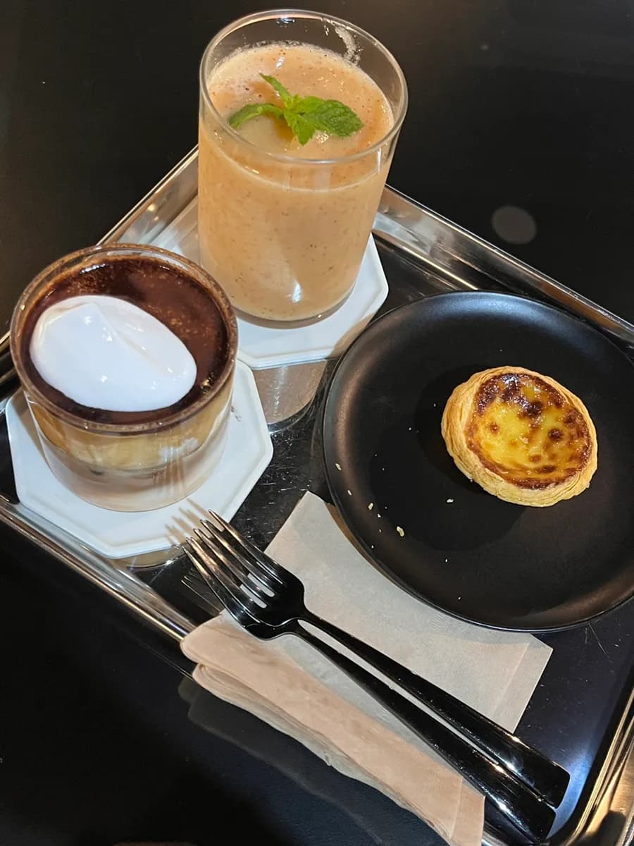 Beomgye cafe B. Rosace Birosas, date recommendation, black vibe at hip na atmosphere / nectarine smoothie, naging smoothie ng buhay
