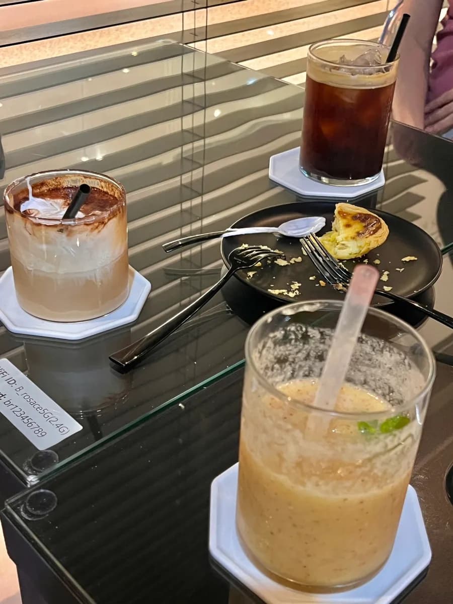 Beomgye cafe B. Rosace Birosas, date recommendation, black vibe at hip na atmosphere / nectarine smoothie, naging smoothie ng buhay
