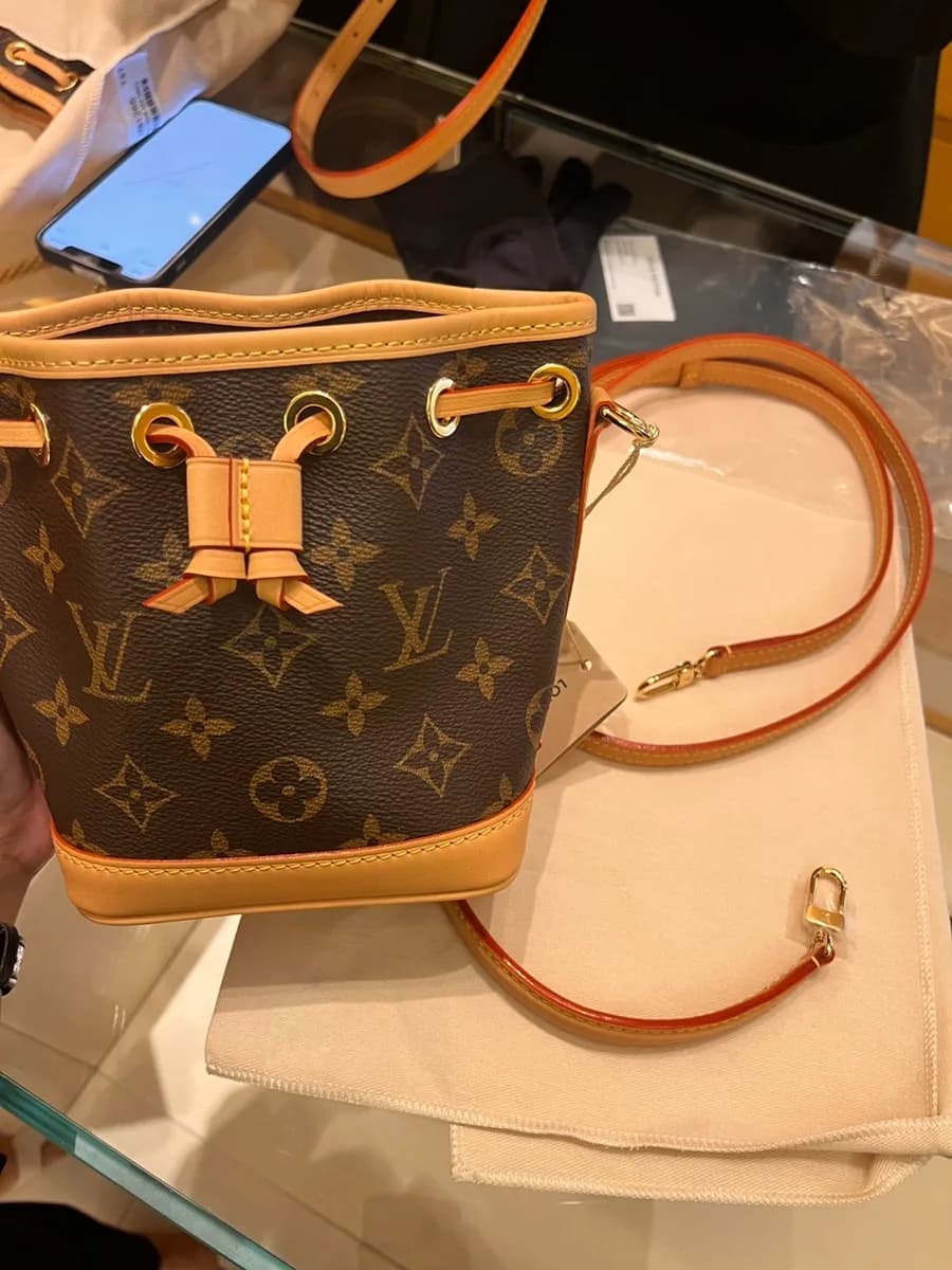 รีวิว Louis Vuitton Nano Noe mini bag ภาพใส่ของ รายละเอียด และภาพสะพายที่ Lotte Department Store Incheon