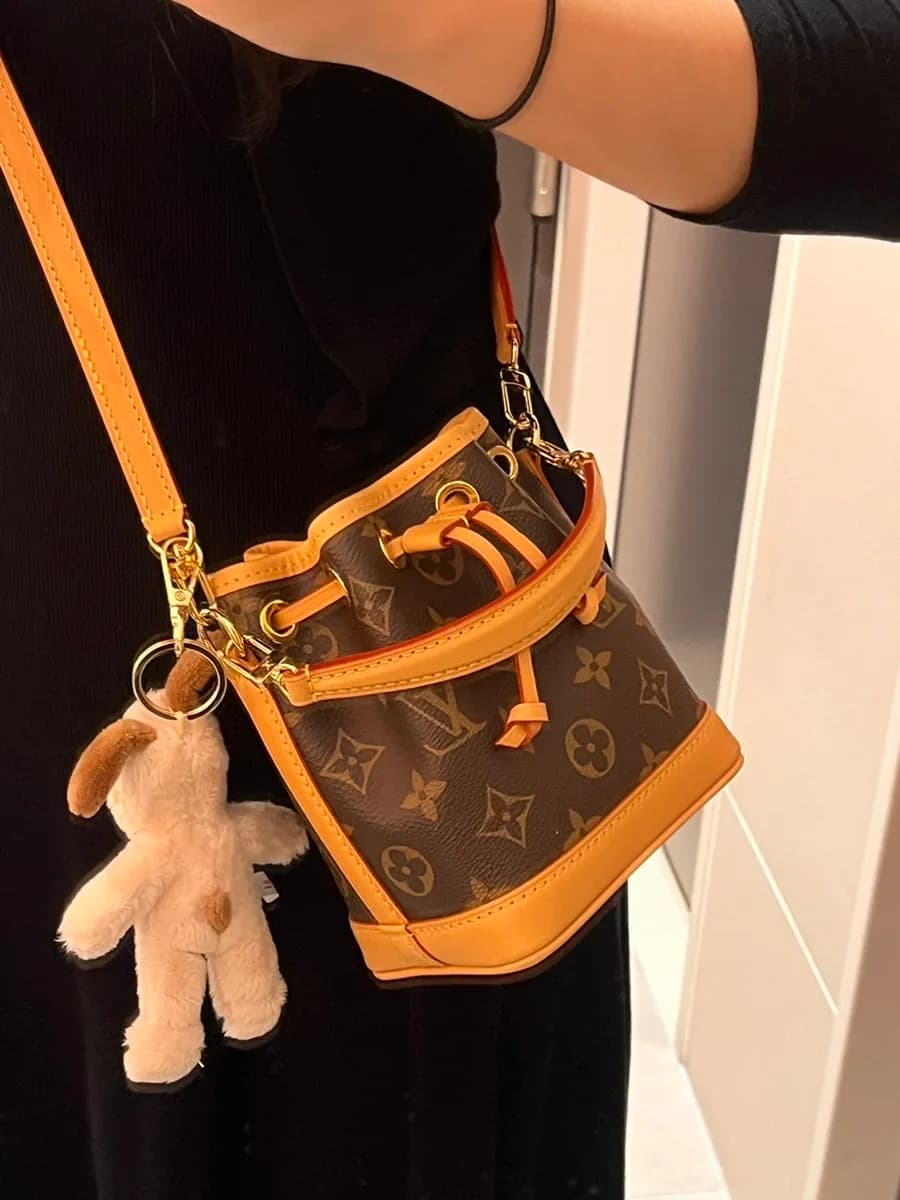 รีวิว Louis Vuitton Nano Noe mini bag ภาพใส่ของ รายละเอียด และภาพสะพายที่ Lotte Department Store Incheon