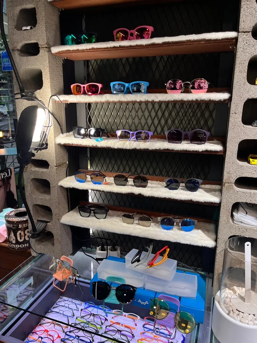 Rekomendasi kacamata yang cocok dengan wajah di Malgeunnun Optical Wolpi / banyak jenis dan trendi