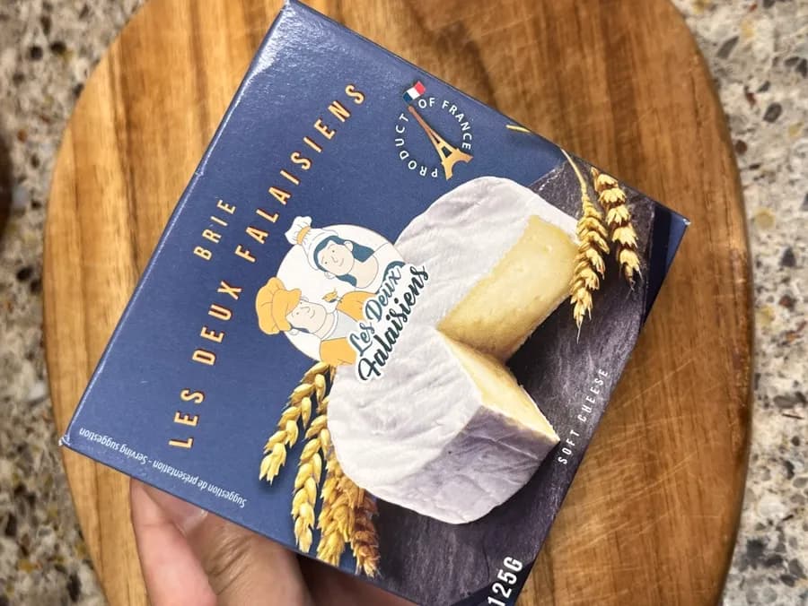 بري Cheese Party Les Deux Palesiens Brie مشوي مع العسل والمكسرات كمقبلات للنبيذ