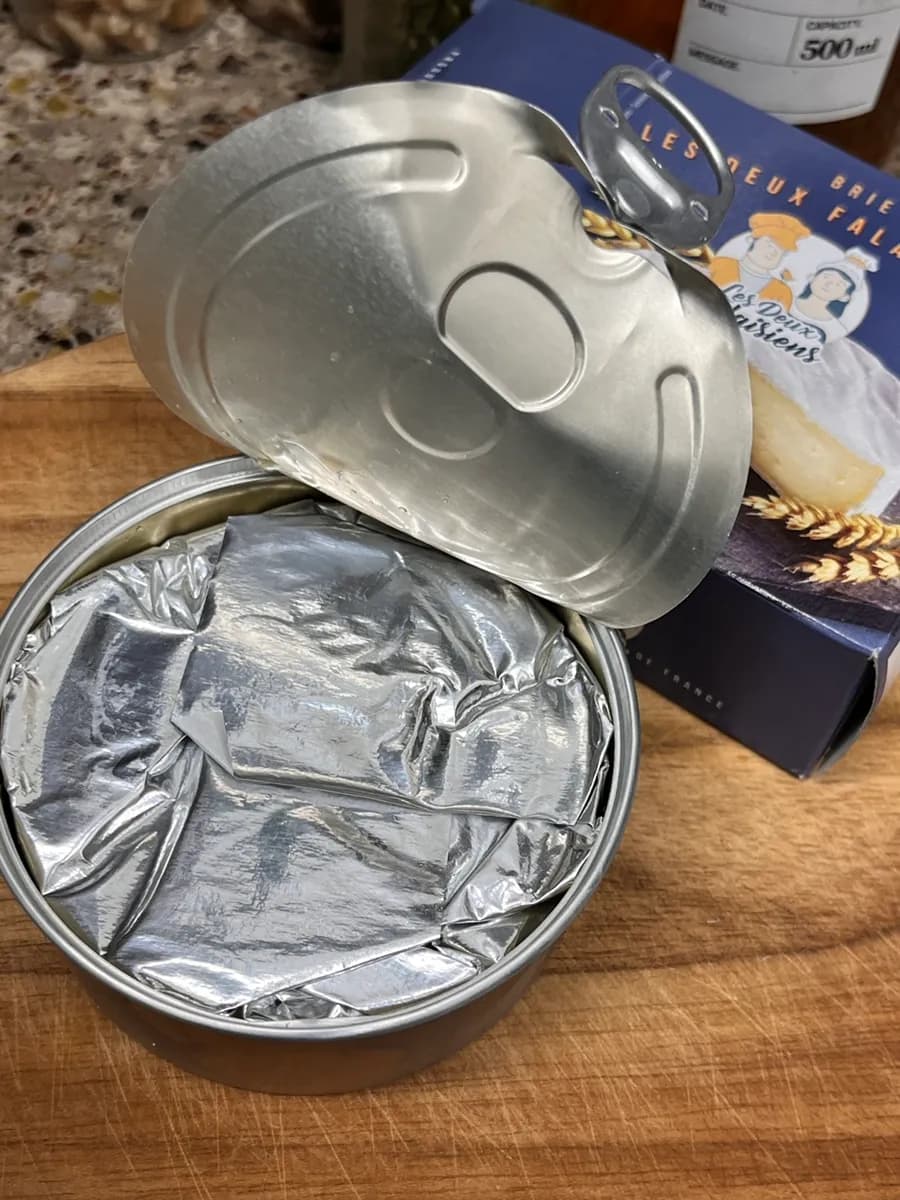 بري Cheese Party Les Deux Palesiens Brie مشوي مع العسل والمكسرات كمقبلات للنبيذ