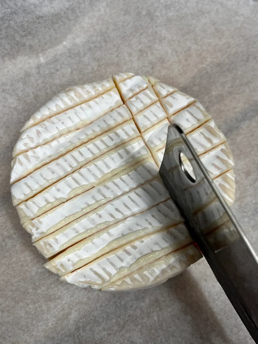 بري Cheese Party Les Deux Palesiens Brie مشوي مع العسل والمكسرات كمقبلات للنبيذ