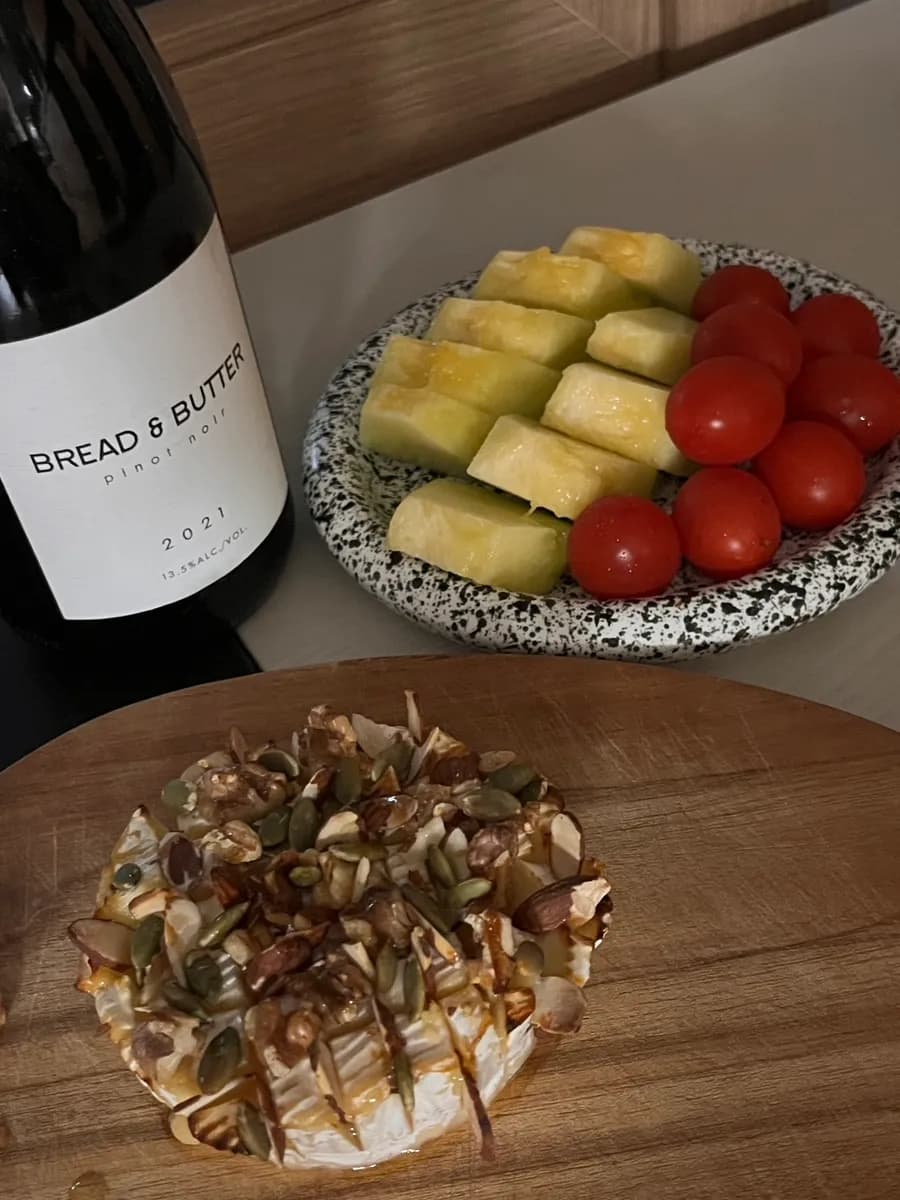 بري Cheese Party Les Deux Palesiens Brie مشوي مع العسل والمكسرات كمقبلات للنبيذ