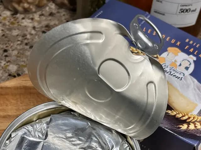 بري Cheese Party Les Deux Palesiens Brie مشوي مع العسل والمكسرات كمقبلات للنبيذ
