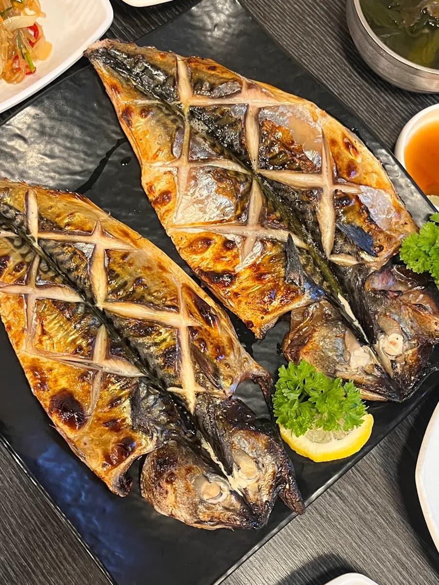 Poisson grillé au four hwadeok chez Park Eunja Matsarang Sanbon près de Sanbon Station