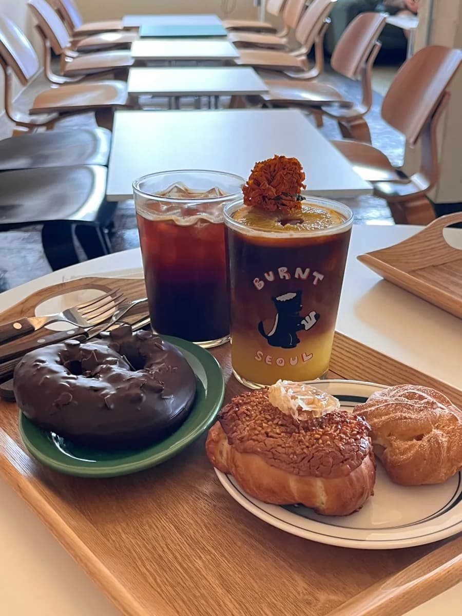 Burnt Seoul 的绿色餐盘与面包