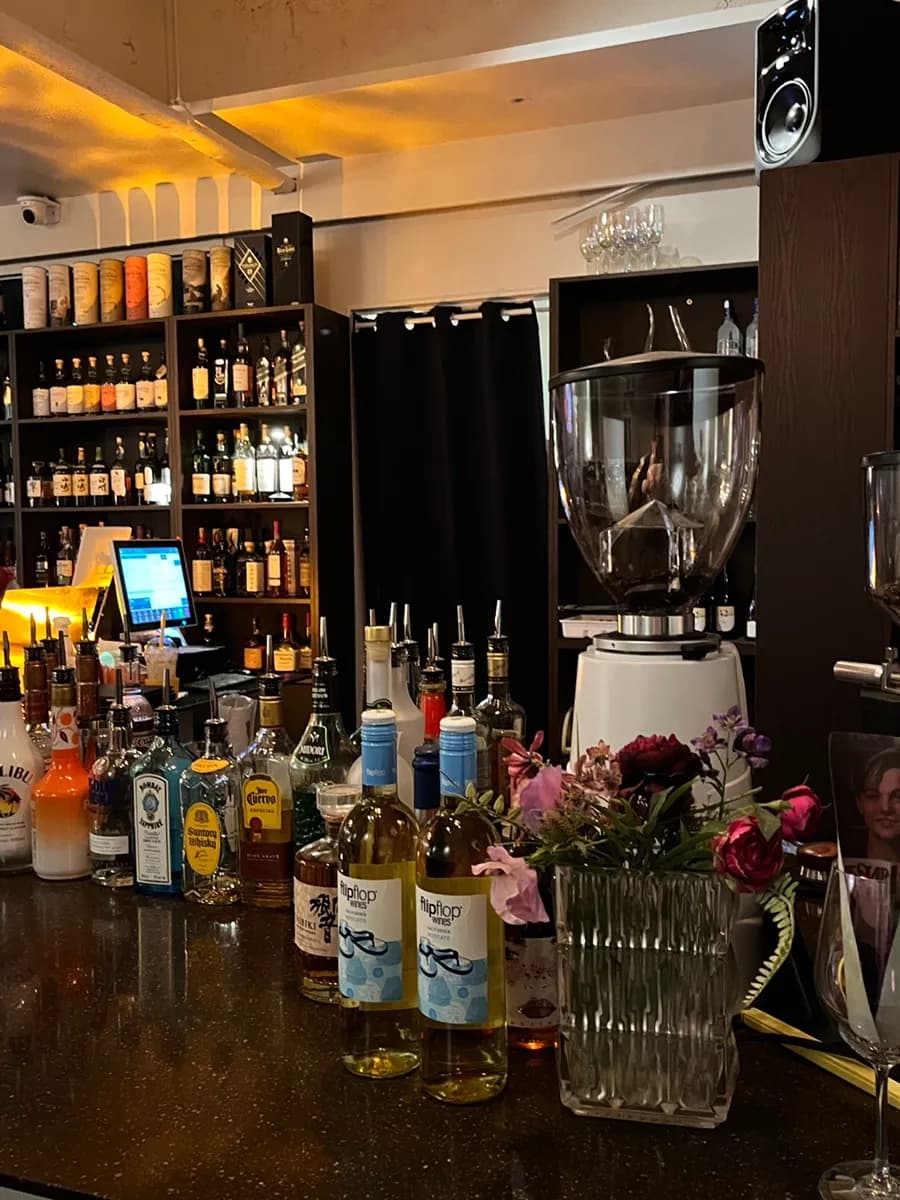 Neue Cocktailbar Apiro an der Sanbon Station mit vielen Drinks