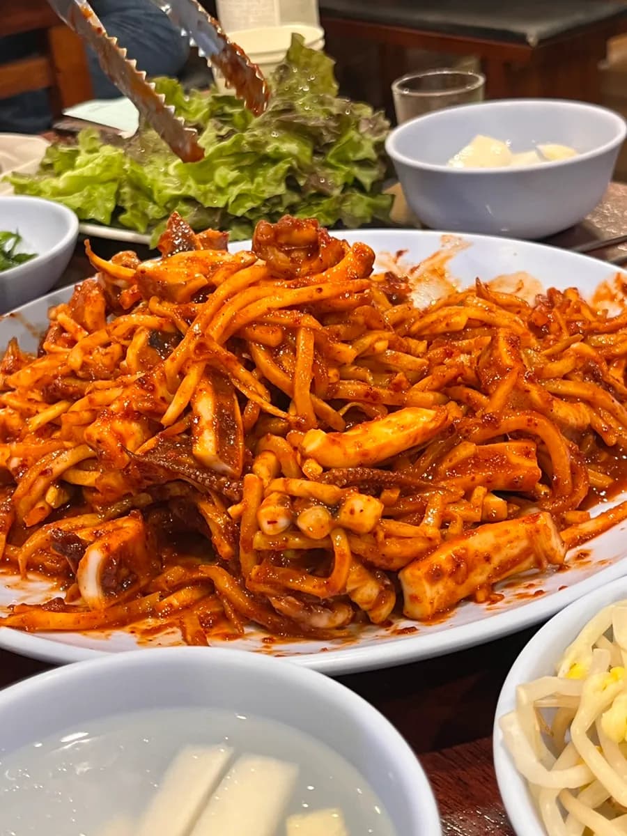 安养 Donghae Ojingeo Bossam 超辣鱿鱼bossam餐厅