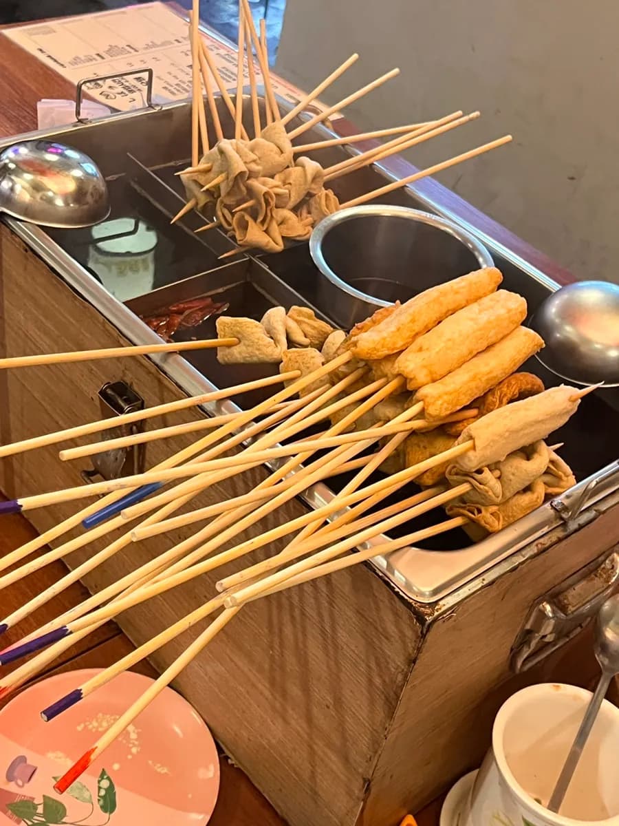 挑选关东煮并在汤里加热