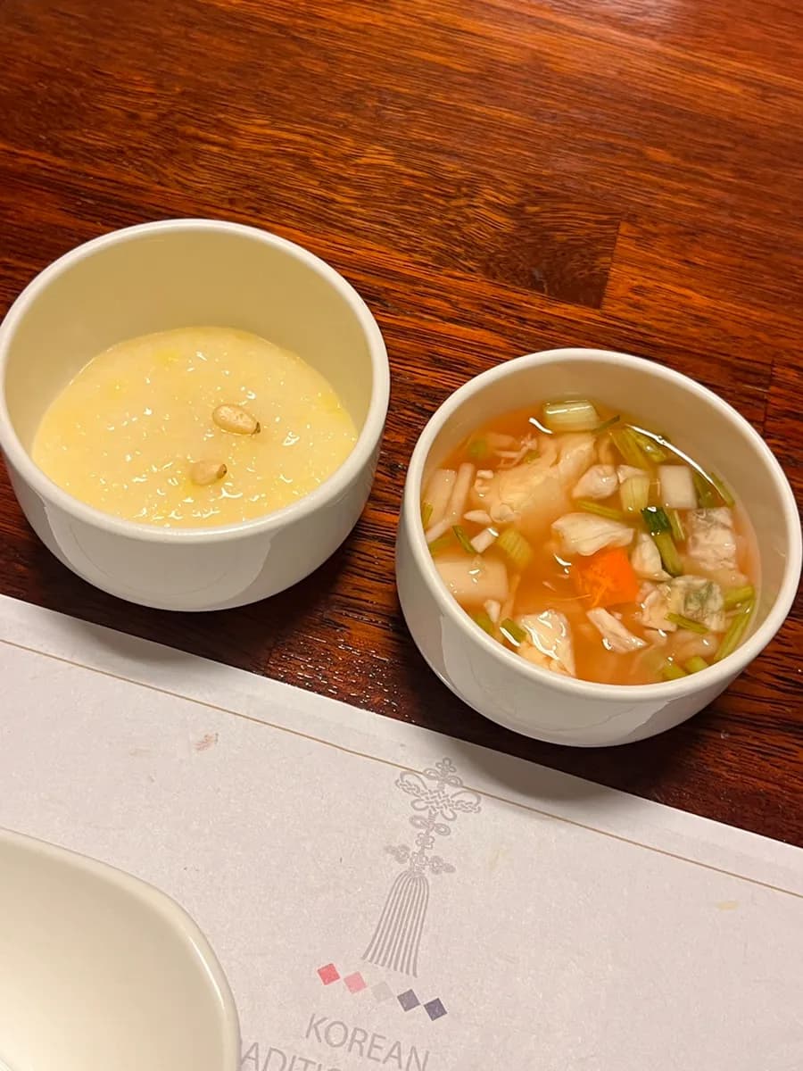 Repas coréen chez Hansongjeong à Pyeongchon, avec salle intérieure et plats pour un repas en famille