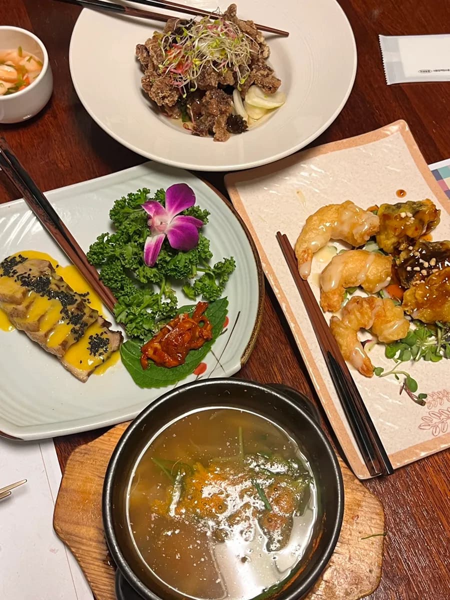 Repas coréen chez Hansongjeong à Pyeongchon, avec salle intérieure et plats pour un repas en famille