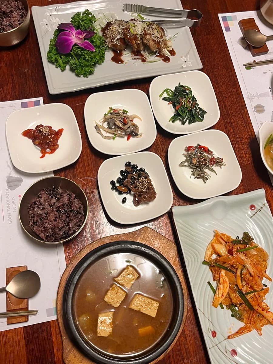 Repas coréen chez Hansongjeong à Pyeongchon, avec salle intérieure et plats pour un repas en famille