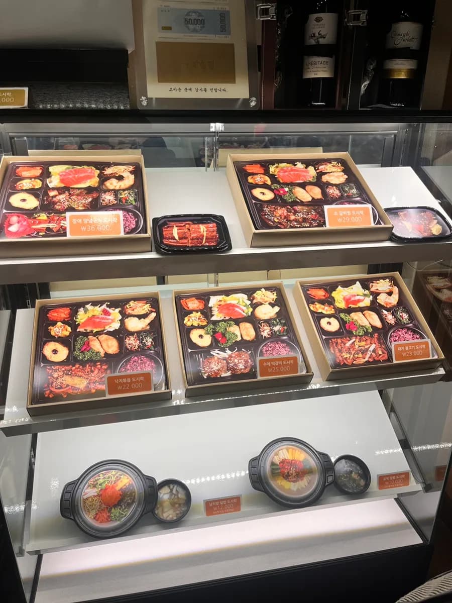 Repas coréen chez Hansongjeong à Pyeongchon, avec salle intérieure et plats pour un repas en famille
