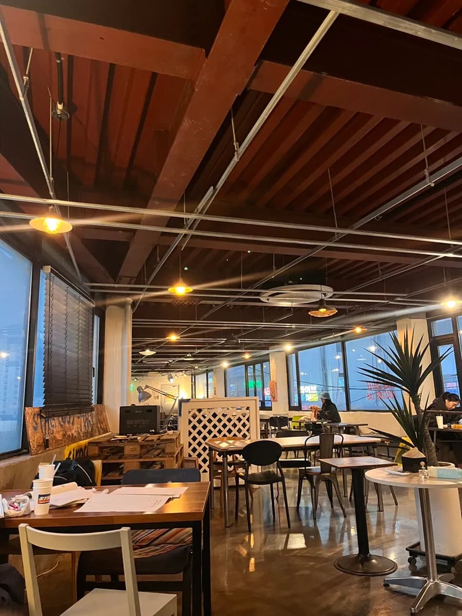 Stag Coffee sa Anyang na may signature latte, chestnut tiramisu, at dalawang palapag na seating