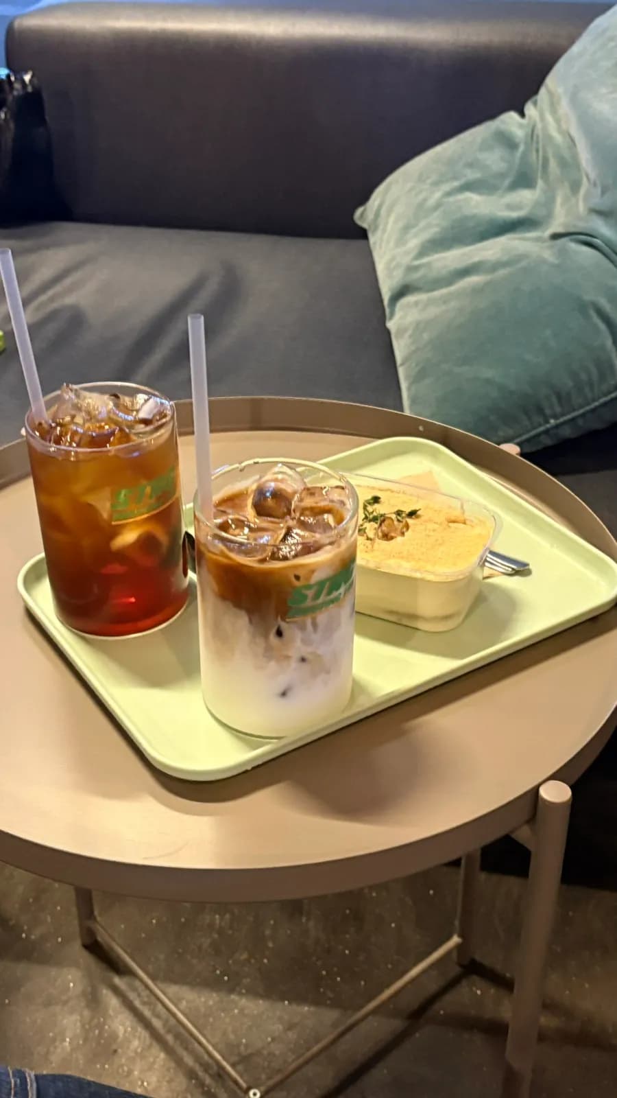 Stag Coffee sa Anyang na may signature latte, chestnut tiramisu, at dalawang palapag na seating