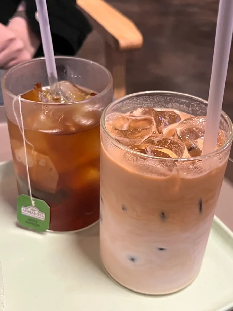 Stag Coffee sa Anyang na may signature latte, chestnut tiramisu, at dalawang palapag na seating