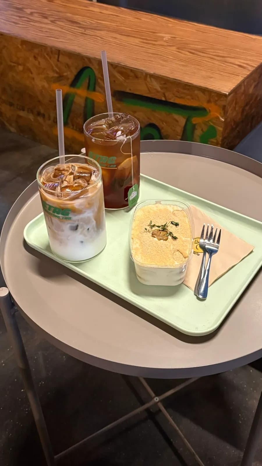Stag Coffee sa Anyang na may signature latte, chestnut tiramisu, at dalawang palapag na seating