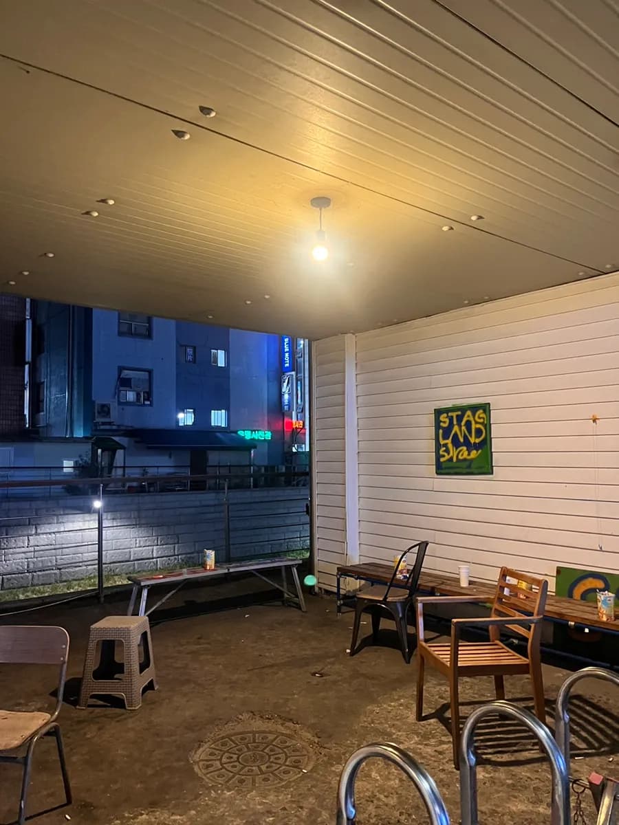 Stag Coffee sa Anyang na may signature latte, chestnut tiramisu, at dalawang palapag na seating