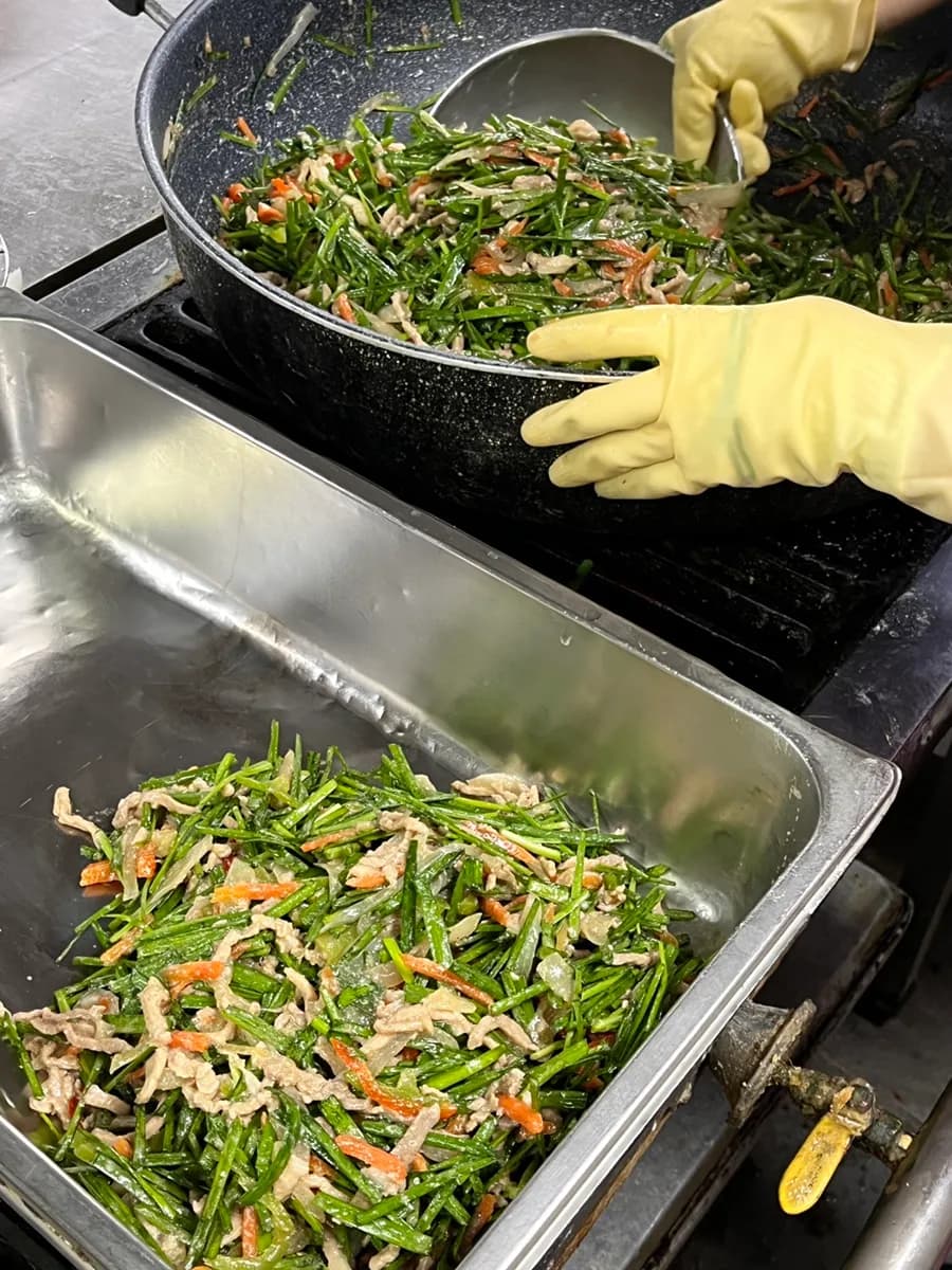 Dulang hidangan hospital bersalin Korea dengan japchae kucai, bun bunga dan lauk sampingan