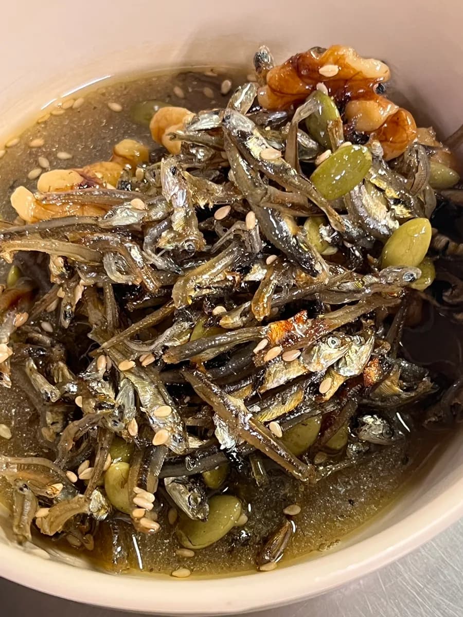 Dulang hidangan hospital bersalin Korea dengan japchae kucai, bun bunga dan lauk sampingan