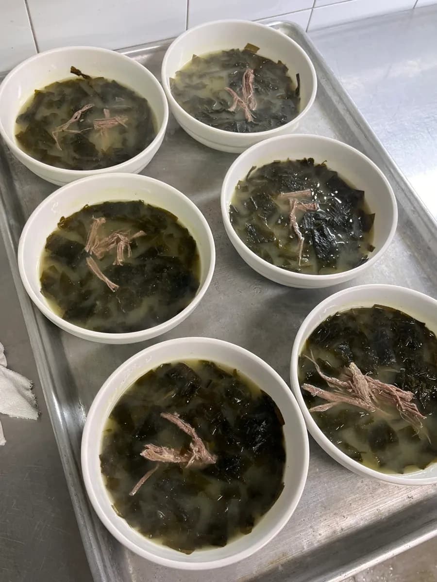 Dulang hidangan hospital bersalin Korea dengan japchae kucai, bun bunga dan lauk sampingan