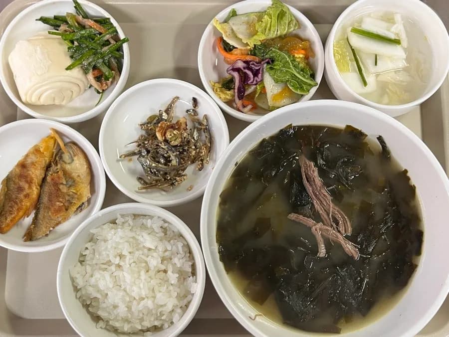 Dulang hidangan hospital bersalin Korea dengan japchae kucai, bun bunga dan lauk sampingan