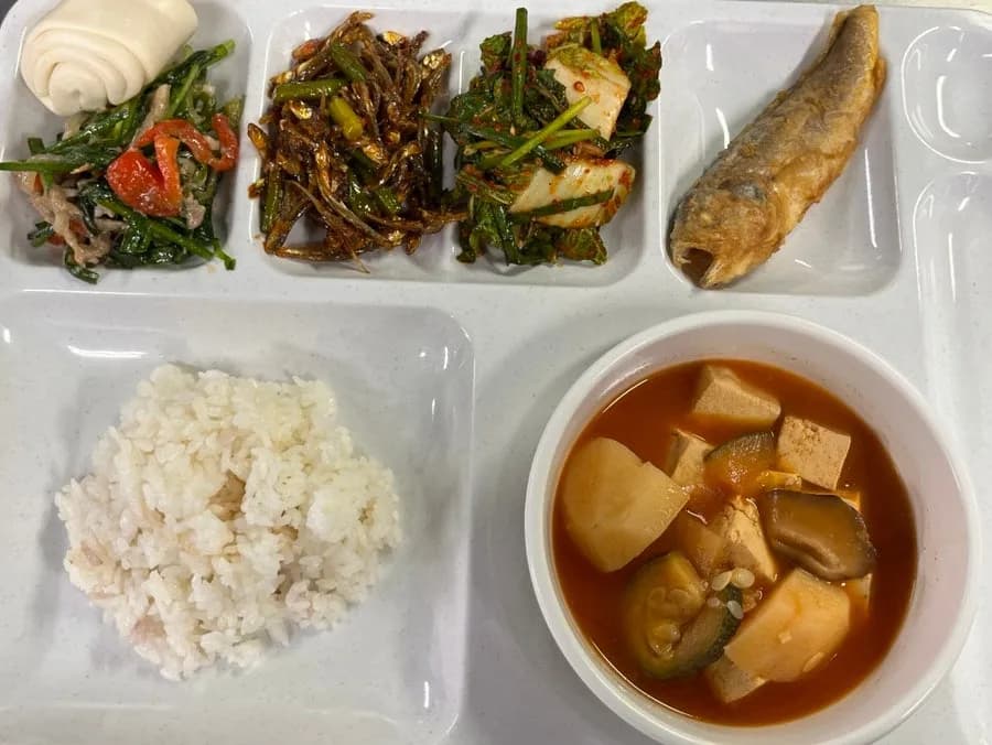 Dulang hidangan hospital bersalin Korea dengan japchae kucai, bun bunga dan lauk sampingan