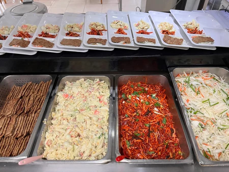Поднос в корейской акушерской столовой с необиани, крокетами, салатом и супом