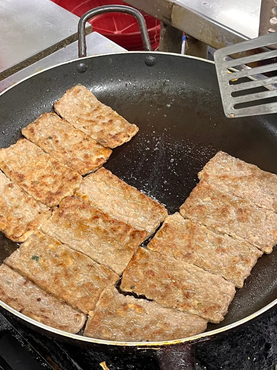 Поднос в корейской акушерской столовой с необиани, крокетами, салатом и супом