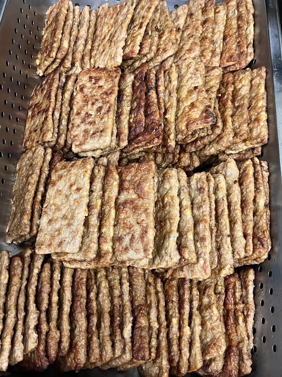 Поднос в корейской акушерской столовой с необиани, крокетами, салатом и супом
